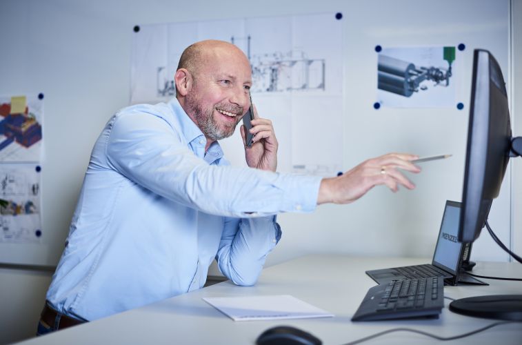 Ein lächelnder Service-Mitarbeiter am Telefon